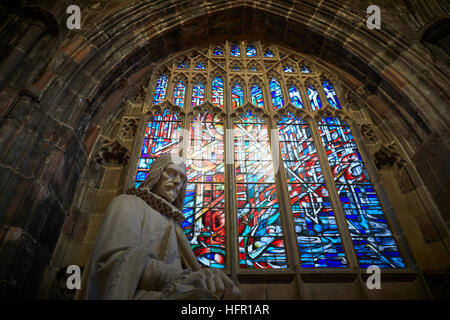 Statua Cattedrale di Manchester Sir Humphrey Chetham 10 Luglio 1580 - 1653 mercante Inglese, responsabile per la creazione di Chetham's Hospital e Cheth Foto Stock