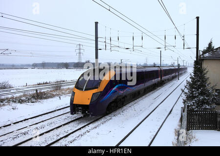 In inverno la neve prima di treni di scafo 180 Classe Adelante Treno Alta Velocità unità Diesel East Coast Main Line Railway Cambridgeshire Regno Unito Foto Stock