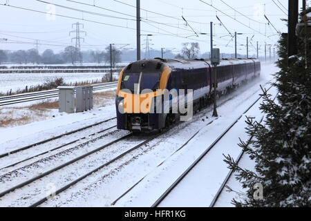 In inverno la neve prima di treni di scafo 180 Classe Adelante Treno Alta Velocità unità Diesel East Coast Main Line Railway Cambridgeshire Regno Unito Foto Stock