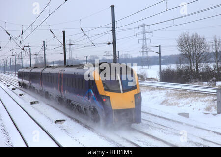 In inverno la neve prima di treni di scafo 180 Classe Adelante Treno Alta Velocità unità Diesel East Coast Main Line Railway Cambridgeshire Regno Unito Foto Stock