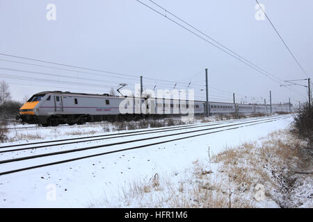 In inverno la neve Costa Est 91105 treni ad alta velocità motore elettrico East Coast Main Line Railway Cambridgeshire Regno Unito Foto Stock