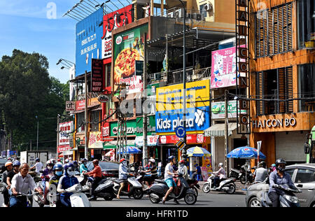 Rush Hour pendolari taxi auto scooter motocicli Pham Viet Chanh street - Nga Sau Cong Hoa Città di Ho Chi Minh (Saigon) Vietnam Foto Stock