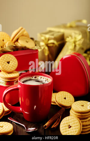 Tazza da caffè con biscotti con cuori al di fuori dell'inceppamento. Foto Stock