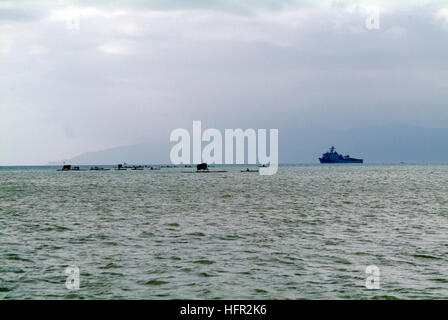 060220-N-4772B-086 Cabalian Bay, Repubblica delle Filippine (Feb 20, 2006) - STATI UNITI Dock NavyÕs sbarco nave USS harpers Ferry (LSD 49) siede ancorata al largo durante la conduzione di operazioni locali di supporto gli sforzi di rilievo sull'isola di Leyte. Harpers Ferry e l'assalto anfibio nave USS Essex (LHD 2) sono la fornitura di assistenza umanitaria alle vittime del San Bernardo comune, dove la città di Guinsahugon situato nella parte sud dell'isola è stata completamente devastata durante un Feb. 17 frana. Stati Uniti Foto di Marina dal giornalista di seconda classe Brian P. Biller (rilasciato) US Navy 06 Foto Stock