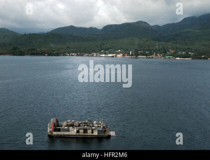 060221-N-5067K-187 Cabalian Bay, Repubblica delle Filippine (feb. 21, 2006) - Una Landing Craft Air ammortizzata (LCAC), assegnato a Assault Craft cinque unità (ACU-5) imbarcato a bordo della USS Essex (LHD 2), mantiene la stazione proprio off shore da san Bernardo sulla parte meridionale dell isola di Leyte. Essex è di condurre operazioni di sostegno di assistenza umanitaria e assistenza in caso di calamità sull' isola di Leyte, seguendo il Feb. 17 frana che ha devastato la città di Guinsahugon situato nella parte meridionale dell'isola. Essex lungo con il dock landing ship USS harpers Ferry (LSD 49) sono Foto Stock