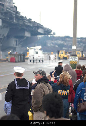 060227-N-8825R-079 Everett, Washington. (Feb. 27, 2006) - La famiglia e gli amici di marinai di stanza a bordo della Nimitz-class portaerei USS Abraham Lincoln (CVN 72) Wave addio dal molo come la nave prende il via dalla stazione navale Everett. Lincoln e Carrier aria Wing due (CVW-2) sono la distribuzione a sostegno della sicurezza marittima operazioni (MSO) e la guerra globale al terrorismo. Stati Uniti Navy foto di PhotographerÕs Mate 3° di classe Aramis Ramirez (rilasciato) Navy US 060227-N-8825R-079 la famiglia e gli amici di marinai di stanza a bordo della Nimitz-class portaerei USS Abraham Lincoln (CVN 72) onda goo Foto Stock