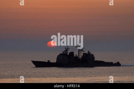 060228-N-4776G-187 Golfo Persico (feb. 28, 2006) Ð il missile cruiser USS Cape San Giorgio (CG 71) transito del Golfo Persico a sostegno degli Stati Uniti e le forze della coalizione. Capo San Giorgio è attualmente servendo come bandiera la nave combinato dei Task Force cinque otto (CTF-58) e viene distribuito come parte di una normale rotazione di U.S. forze marittime a sostegno delle operazioni Iraqi Freedom e Enduring Freedom, così come condurre le operazioni di sicurezza marittima (MSO) nella regione. Stati Uniti Navy foto di PhotographerÕs Mate Airman Kathleen Gorby (rilasciato) Navy US 060228-N-4776G-187 il missile cruiser US Foto Stock