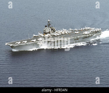 Una porta vista di prua della portaerei USS Saratoga (CV-60) in corso. USS Saratoga (CV-60) in corso porta antenna laterale Foto Stock