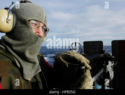 060305-N-5837R-015 Oceano Pacifico (5 marzo 2006) - Cinquanta-caliber machine-gun Mount capitano, aviazione Ordnanceman Mark Hubbard attende gli ordini prima di partecipare a una pre-taratura aim Fire (PACFIRE) off del fiocco a bordo della Nimitz-class portaerei USS Abraham Lincoln (CVN 72). Lincoln e avviato Carrier aria Wing due (CVW-2) sono la distribuzione su sei mesi di distribuzione nel supporto del le operazioni di sicurezza marittima (MSO) e la guerra globale al terrorismo. Stati Uniti Navy foto dal fotografo di Mate Airman Timothy C. Roache Jr. (rilasciato) Navy US 060305-N-5837R-015 cinquanta-caliber machine-gun Moun Foto Stock