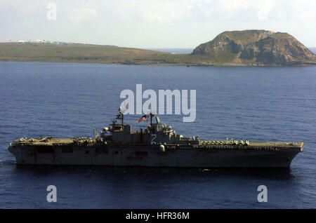 060307-N-5067K-050 Mare delle Filippine (7 marzo 2006) Ð l'assalto anfibio nave USS Essex (LHD 2) in corso al largo della costa di Mt. Suribachi, sull'isola di Imo Jima. Suribachi è il sito storico dove Associated Press fotografo Joe Rosenthal ha preso la sua foto della famosa bandiera degli Stati Uniti il sollevamento, che più tardi divenne uno dei più famosi foto del XX secolo e una fonte di ispirazione per i soldati, marinai, Airman e Marines combattimenti nel Pacifico durante la seconda guerra mondiale. L'Essex distribuito anfibio gruppo pronto (ARG) partecipa a Balikatan 2006, un bilaterale annuale di esercizio combinato wi Foto Stock