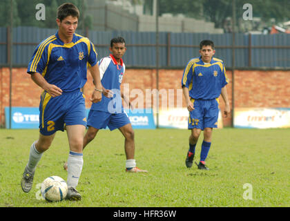 060307-N-7526R-058 Kuala Lumpur, Malesia (7 marzo 2006) - marinaio Jose Lopez, avanza il pallone da calcio l'ala destra durante una partita tra il comando di anfibio nave USS Blue Ridge (LCC 19) ed un locale team malese. 7 Comando della Flotta nave Blue Ridge è permanentemente in avanti distribuito a Yokosuka, Giappone. Stati Uniti Foto di Marina dal giornalista marinaio Marc Rockwell-Pate (rilasciato) Navy US 060307-N-7526R-058 marinaio Jose Lopez, avanza il pallone da calcio l'ala destra durante una partita tra il comando di anfibio nave USS Blue Ridge (LCC 19) ed un locale team malese Foto Stock