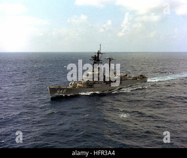 Una porta vista di prua del cacciatorpediniere USS MORTON (DD-948) in corso. USS Morton DD-948 in corso Foto Stock