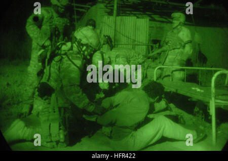 060323-N-7586B-075 East Baghdad, Iraq (23 marzo 2006) - USA I soldati dell esercito, dal 'Bonecrushers' 4° Battaglione, campo 320artiglieria, quarta brigata Team di combattimento, 101st Airborne Division, e i membri del pubblico iracheno brigata ordine (POB) trattenere due sospetti nel corso di un inizio di mattina di raid per la ricerca di armi illegali e di sospetti insorti. Stati Uniti Navy foto di PhotographerÕs mate 1. Classe Bart A. Bauer (rilasciato) Navy US 060323-N-7586B-075 101ª Divisione aviotrasportata, e i membri del pubblico iracheno brigata ordine (POB) trattenere due sospetti nel corso di un inizio di mattina di raid per cercare weap illegale Foto Stock