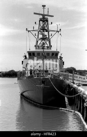 Un arco sulla vista del pattugliamento costiero barca USS SIROCCO (PC-6) legato fino al molo uno presso la Washington Navy Yard. Lo Scirocco è di essere formalmente commissionato qui Sabato 11 Giugno a 1100 ore. USS Sirocco (PC-6) messa in vista di prua Foto Stock