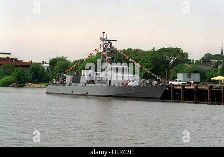 Una prua dritta vista del pattugliamento costiero barca USS TYPHOON (PC-5) legato fino a North Robinson Pier duirng un porto visita ad Alessandria, Va. per l annuale la Croce Rossa festival. USS Typhoon (PC-5) a nord Robinson Pier Foto Stock