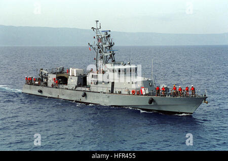 Una prua dritta vista del pattugliamento costiero craft USS TEMPEST (PC-2) in corso al largo delle coste di Haiti. Le Nazioni Unite (ONU) ha decretato un embargo marittimo per costringere il governo illegale attualmente al potere e a ristabilire il corretto governo eletto. USS Tempest (PC-2) Foto Stock