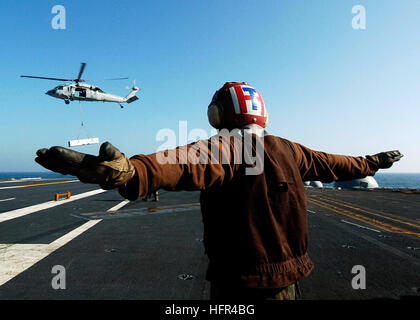 060403-N-0499M-093 Oceano Pacifico (3 aprile 2006) - un atterraggio arruolato segnalatore dà il segnale al passaggio del mouse per il pilota di un MH-60S Seahawk elicottero assegnato per l' isola dei Cavalieri di elicottero di mare squadrone di combattimento due cinque (HSC-25) durante un rifornimento verticale a bordo della Nimitz-class portaerei USS Abraham Lincoln (CVN 72). Lincoln e Carrier aria Wing due (CVW-2) sono attualmente in corso di svolgimento nel Pacifico occidentale area di operazioni. Stati Uniti Navy foto di Photograher compagno del 3° di classe James R. McGury (rilasciato) Navy US 060403-N-0499M-093 un atterraggio arruolato segnalatore dà il segnale al passaggio del mouse t Foto Stock