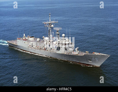 Antenna lato di dritta vista del Navy US (USN) Oliver Hazard Perry classe fregata USS RENTZ (FFG 46) in corso sull'Oceano Pacifico. USS Rentz FFG-46 Foto Stock