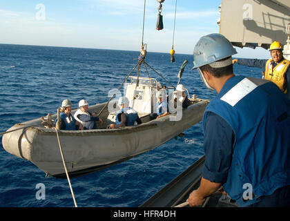 060404-N-2541H-020 Oceano atlantico (4 aprile 2006) - Deck personale di reparto inferiore di uno scafo rigido barca gonfiabile (RHIB) nel corso di un uomo in mare a bordo di forare il convenzionale portaerei USS John F. Kennedy (CV 67). Kennedy sta attualmente conducendo proficiency training disattivato le coste della Florida. Stati Uniti Navy foto di PhotographerÕs Mate 2a classe di William R. Heimbuch (rilasciato) Navy US 060404-N-2541H-020 Deck personale di reparto inferiore di uno scafo rigido barca gonfiabile (RHIB) durante un uomo a mare drill Foto Stock