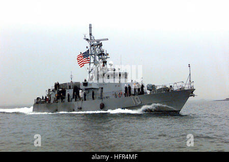 Un lato a tribordo vista del Navy US Classe ciclone difesa costiera nave USS Firebolt (PC 10) in corso come esso ritorna al Little Creek Amphibious Base, Norfolk, VA. La Firebolt è di ritorno da una distribuzione nel Mar Mediterraneo. USS Firebolt (PC-10) Foto Stock