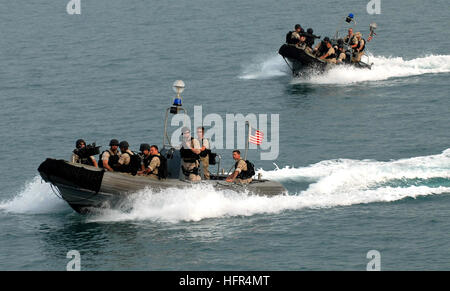 070515-N-0684R-020 Golfo Persico (15 maggio 2007) - approccio marinai visite-missile destroyer USS Preble (DDG 88) in una coppia di carena rigida imbarcazioni gonfiabili dopo un giorno di esecuzione di pattuglie di interazione (IPATS) nel Golfo Persico. IPATS sono un elemento delle operazioni marittime e sono condotti in Iraq le acque territoriali in modo che la navigazione commerciale e la pesca può avvenire in condizioni di sicurezza nella regione. IPATS mirano a generare il supporto e la consapevolezza tra le navi che solcano la regione della coalizione i propri sforzi per garantire un utilizzo sicuro e protetto dell'ambiente marittimo. Inoltre, operazioni marittime help set t Foto Stock