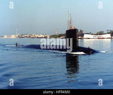 Prua dritta vista del Navy US (USN) Classe di storione: Attacco sottomarino, USS CAVALLA (SSN 684), in corso nel momento in cui esce dal porto alla stazione navale Pearl Harbor, Hawaii (HI). La USS Arizona Memorial è visibile in background. USS Cavalla (SSN-684) Foto Stock