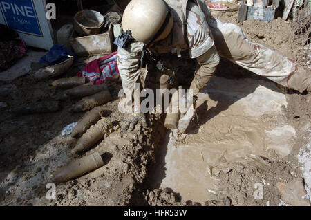 060420-N-7586B-131 Baghdad, Iraq, (20 aprile 2006) - USA Navy tecnico dello scafo 2a classe William Schofer assegnati per l'eliminazione degli ordigni esplosivi Unità Mobile sei (EODMU-6), il distacco 10, recupera sepolto ordnance alla vista di un edificio abbandonato. La cache di artiglieria consiste di 340 le mine antiuomo e più di 100 mortai. Stati Uniti Navy foto dal fotografo di mate 1. Classe Bart A. Bauer (rilasciato) Navy US 060420-N-7586B-131 U.S. Navy tecnico dello scafo 2a classe William Schofer assegnati per l'eliminazione degli ordigni esplosivi Unità Mobile sei (EODMU-6), il distacco 10, recupera l'artiglieria sepolto presso il Foto Stock