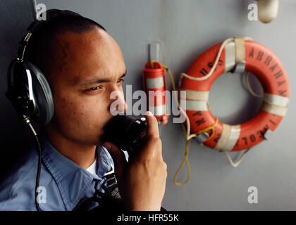 060424-N-0499M-005 Golfo di Thailandia (24 aprile 2006) - marinaio Tony A. Brundage sorge la dritta verso poppa lookout durante un mare e dettaglio di ancoraggio a bordo della Nimitz-class portaerei USS Abraham Lincoln (CVN 72). Lincoln e avviato Carrier aria Wing due (CVW-2) sono attualmente in corso per l'Oceano Pacifico occidentale per una distribuzione programmata. Stati Uniti Navy foto dal fotografo compagno del 3° di classe James R. McGury (rilasciato) Navy US 060424-N-0499M-005 marinaio Tony A. Brundage sorge la dritta verso poppa lookout durante un mare e dettaglio di ancoraggio Foto Stock