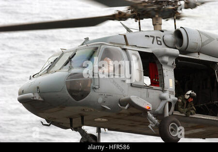 060426-N-4776G-158 Golfo Persico (26 aprile 2006) - Un MH-60S Seahawk elicottero assegnato all'ÒBlackjacksÓ di elicottero di lottare contro lo squadrone di supporto due uno (HSC-21) si prepara a terra sul ponte di volo a bordo della Nimitz-class portaerei USS Ronald Regan (CVN 76). Reagan e avviato Carrier aria Wing uno quattro (CVW-14) sono attualmente distribuite come parte di una normale rotazione di U.S. forze marittime a sostegno della guerra globale al terrorismo nonché condurre le operazioni di sicurezza marittima (MSO) nella regione. Stati Uniti Navy foto di PhotographerÕs Mate Airman Kathleen Gorby (rilasciato) US Navy 06042 Foto Stock