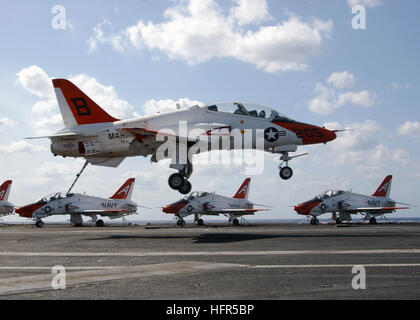 060430-N-6484ES-023 Oceano Atlantico (30 aprile 2006) - UNA T-45un astore trainer jet si prepara ad atterrare sul ponte di volo a bordo della Nimitz-class portaerei USS Theodore Roosevelt CVN (71). Roosevelt è attualmente in corso il mantenimento delle qualifiche come parte della flotta del piano di risposta (FRP). Stati Uniti Navy foto dal fotografo di Mate Airman Stephen A. precoce (rilasciato) Navy US 060430-N-6484ES-023 T-45un astore trainer jet si prepara ad atterrare sul ponte di volo a bordo della Nimitz-class portaerei USS Theodore Roosevelt CVN (71) Foto Stock