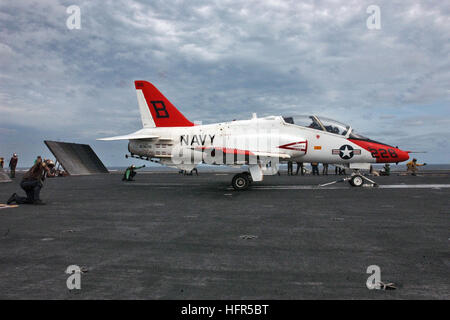 060430-N-6410T-005 Oceano Atlantico (30 aprile 2006) - UNA T-45un astore Trainer Jet si prepara a lanciare dal ponte di volo a bordo della Nimitz-class portaerei USS Theodore Roosevelt CVN (71). Roosevelt è attualmente in corso il mantenimento delle qualifiche come parte della flotta del piano di risposta (FRP). Stati Uniti Navy foto dal fotografo di Mate Airman Javier Capella (rilasciato) Navy US 060430-N-6410T-005 T-45un astore trainer jet si prepara a lanciare dal ponte di volo a bordo della Nimitz-class portaerei USS Theodore Roosevelt CVN (71) Foto Stock