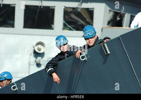 060502-N-7987M-203 Norfolk (2 maggio 2006) - i marinai a bordo del missile fregata USS Nicholas (FFG 47) preparare per la partenza dal molo presso la stazione navale di Norfolk. Nicholas distribuito come parte del supporto Enterprise Strike gruppo a sostegno della guerra globale al terrorismo. Stati Uniti Navy foto dal fotografo di Mate Airman Mandy Mclaurin (rilasciato) Navy US 060502-N-7987M-203 i marinai a bordo del missile fregata USS Nicholas (FFG 47) preparare per la partenza dal molo presso la stazione navale di Norfolk Foto Stock