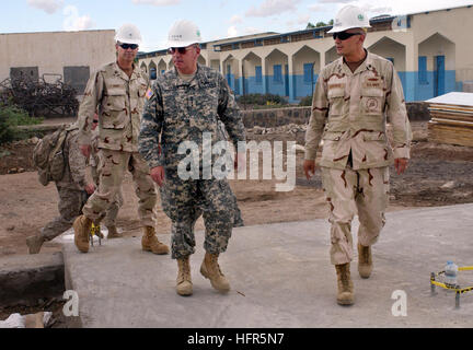 060506-N-0411D-127 Dikhil, Gibuti (6 maggio 2006) - USA Navy Lt. Jorge Cuadros, a sinistra conduce Commander, U.S. Comando centrale (CENTCOM) gen. John Abizaid, e Comandante della Combined Joint Task Force Corno d Africa (CJTF HOA), ADM posteriore. Richard Hunt, attraverso una visita ufficiale in un sito di costruzione a Dikhil. Stati Uniti Navy foto dal fotografo di Mate 2a classe Roger S. Duncan (rilasciato) Navy US 060506-N-0411D-127 U.S. Navy Lt. Jorge Cuadros, a sinistra conduce Commander, U.S. Comando centrale (CENTCOM) gen. John Abizaid, e Comandante della Combined Joint Task Force Corno d Africa (CJTF HOA), Foto Stock