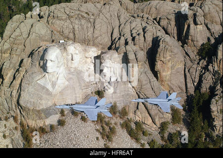 060511-N-6349D-002 Mount Rushmore (11 maggio 2006) Ð due F/A-18E Super calabroni condurre un volo da del Monte Rushmore nel corso di una recente esercitazione. Stati Uniti Navy foto di Lt. Anthony Dobson (rilasciato) Navy US 060511-N-6349D-002 due F-A-18E Super calabroni condurre un volo da del monte Rushmore durante un recente esercizio Foto Stock