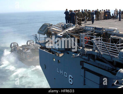 081016-N-0515W-001 OCEANO PACIFICO (ott. 16, 2008) Tiger Cruise i partecipanti si riuniscono su sil ponte di volo dell'assalto anfibio nave USS Bonhomme Richard (LHD 6) per guardare una Landing Craft Air Cushion uscire ben coperta. Sessanta cinque ospiti imbarcati a bordo della nave a San Francisco durante la una flotta Francisco la celebrazione della settimana. (U.S. Foto di Marina di Massa lo specialista di comunicazione di terza classe Sivels Tiffany/RILASCIATO) Navy US 081016-N-0515W-001 Tiger Cruise i partecipanti si riuniscono su sil ponte di volo dell'assalto anfibio nave USS Bonhomme Richard (LHD 6) per guardare una Landing Craft Air Cushion uscire dalla Foto Stock