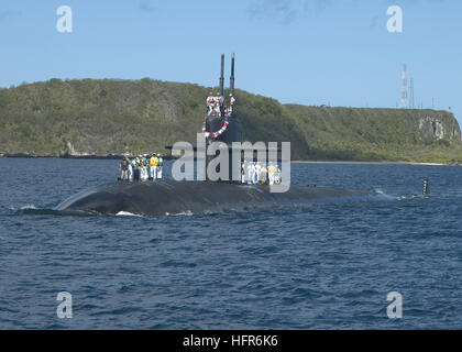 Il sommergibile d'attacco veloce USS City of Corpus Christi (SSN 705), un sommergibile d'attacco classe Los Angeles, salpa verso Apra Harbor, Guam, dopo aver eseguito operazioni di routine in corso. Il sottomarino è stato portato alla base navale di Guam. Foto Stock