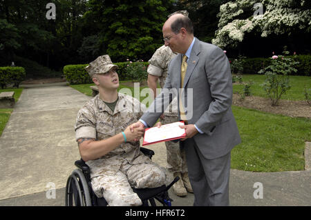 060526-N-3642E-010 Washington, D.C. (26 maggio 2006) - Il segretario della Marina (SECNAV) Dr. Donald C. Inverno presenta la stella Bronze con la lotta contro il dispositivo di distinzione negli Stati Uniti. Marine Corps Cpl. Neil Frustaglio presso la Walter Reed Army Medical Center di Washington, D.C. La Stella di Bronzo è stato assegnato a CPL. Frustaglio per la sua impresa eroica in connessione con le operazioni di combattimento contro il nemico a sostegno dell'Operazione Iraqi Freedom. Stati Uniti Navy foto di PhotographerÕs mate 1. Classe Shawn P. Eklund (rilasciato) Navy US 060526-N-3642E-010 stella Bronze premiato dal segretario della Marina Donald C. Inverno Foto Stock