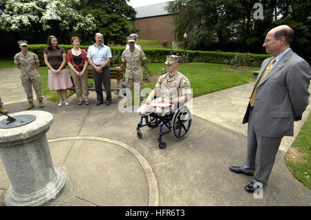 060526-N-3642E-011 Washington, D.C. (26 maggio 2006) - USA Marine Corps Cpl. Neil Frustaglio, commento dopo aver ricevuto la stella Bronze con il combattimento distinguendo dispositivo dal segretario della Marina (SECNAV) Dr. Donald C. L inverno al Walter Reed Army Medical Center di Washington, D.C. La Stella di Bronzo è stato assegnato a CPL. Frustaglio per la sua impresa eroica in connessione con le operazioni di combattimento contro il nemico a sostegno dell'Operazione Iraqi Freedom. Stati Uniti Navy foto dal fotografo di mate 1. Classe Shawn P. Eklund (rilasciato) Navy US 060526-N-3642E-011 stella Bronze premiato dal Segretario di th Foto Stock