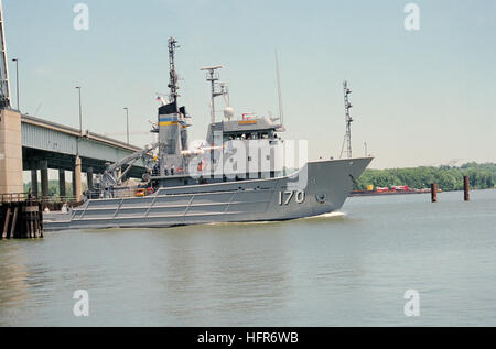 Il lato della porta vista di prua del militare Sealift Command (MSC) flotta tug USNS MOHAWK (T-ATF 170) passante al di fuori della apertura disegnare del Woodrow Wilson Memorial Bridge lungo il tragitto lungo il fiume. USNS Mohawk (T-ATF 170) passa Woodrow Wilson Memorial Bridge Foto Stock