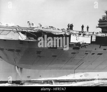 Una vista di danni subiti dalla portaerei USS John F. Kennedy (CV 67) quando si è scontrato con il missile cruiser USS BELKNAP (CG 26) durante le operazioni di notte il 22 novembre 1975. USS John F. Kennedy (CV-67), danni di collisione, 1975 Foto Stock