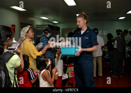 060608-N-3714J-029 Jolo, Filippine (8 giugno 2006) Ð Navy Hospital Corpsman 2a classe Tracy Scott, di largo Fla., distribuisce gli spazzolini da denti per bambini durante una di medico e di dentista azione civile Progetto detenute a bordo della U.S. Sealift militari di comando (MSC) nave ospedale USNS misericordia (T-AH 19). La misericordia è in 5 mese la distribuzione in Asia del sud, sud-est asiatico e nelle isole del Pacifico. Il personale medico a bordo di misericordia fornirà generale e chirurgia oculistica, basic valutazione medica e trattamento, medicina preventiva di trattamento dentale, proiezioni e trattamento, Optometria proiezioni, eyewear distrib Foto Stock