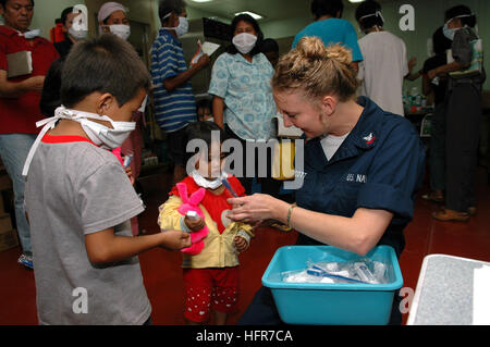 060608-N-3714J-033 Jolo, Filippine (8 giugno 2006) Ð Navy Hospital Corpsman 2a classe Tracy Scott, di largo Fla., distribuisce gli spazzolini da denti per bambini durante una di medico e di dentista azione civile Progetto detenute a bordo della U.S. Sealift militari di comando (MSC) nave ospedale USNS misericordia (T-AH 19). La misericordia è in 5 mese la distribuzione in Asia del sud, sud-est asiatico e nelle isole del Pacifico. Il personale medico a bordo di misericordia fornirà generale e chirurgia oculistica, basic valutazione medica e trattamento, medicina preventiva di trattamento dentale, proiezioni e trattamento, Optometria proiezioni, eyewear distrib Foto Stock