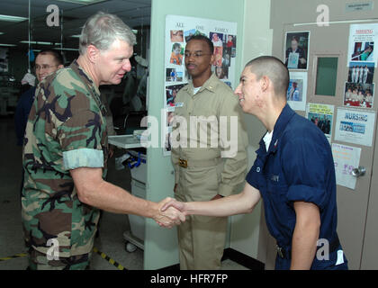 060608-N-3931M-109 a Jolo, Filippine (Giugno 8, 2006) - Comandante, U.S. Flotta del Pacifico Adm. Gary Roughead, saluta Navy Corpsman ospedale di terza classe Duane Sedillo, un pueblo, Colo., nativo dell'impianto di trattamento medico a bordo della U.S. Sealift militari di comando (MSC) nave ospedale USNS misericordia (T-AH 19), nel corso di un tour mentre la nave visiti la città su una prevista missione umanitaria. La misericordia è su un periodo di cinque mesi di assistenza umanitaria la distribuzione a sud e sud-est asiatico e nelle isole del Pacifico. La misericordia è unicamente in grado di supporto di assistenza medica e umanitaria ha bisogno ed è configurato con Foto Stock