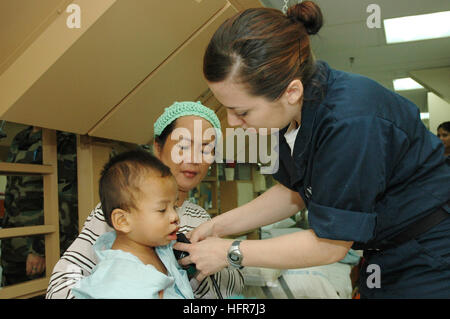 060612-N-1577S-014 Tawi Tawi, Filippine (12 giugno 2006) - Navy Hospital Corpsman Rebecca Vargas di Buena Park, California, controlla la pressione del sangue di un paziente in reparto otto a bordo della U.S. Sealift militari di comando (MSC) Nave ospedale USNS misericordia (T-AH 19), mentre la nave visiti la città su una programmata visita umanitaria. La Misericordia ha già visitato la città di Zamboanga e Jolo, Filippine, dove il suo equipaggio aveva trattato diverse migliaia di pazienti. La nave sarà dotata di portare i pazienti a bordo dove i suoi medici potranno eseguire importanti interventi chirurgici per rimuovere Goitre e cataratta nonché la riparazione schisi labbra. A terra, team o Foto Stock