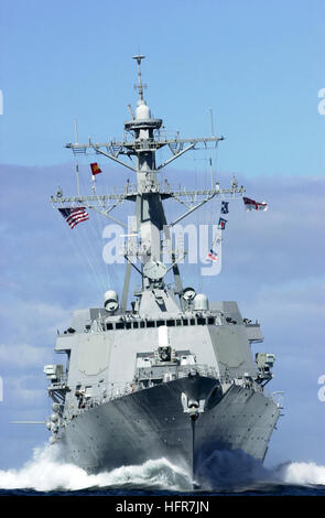 010913-N-6967M-504 in mare con USS Winston S. Churchill (DDG 81 sett. 13, 2001 -- USS Winston S. Churchill consente una elevata velocità di esecuzione nel Canale della Manica. Il cacciatorpediniere, basato in Norfolk, VA, sta effettuando la sua prima della distribuzione per il Regno Unito e la Norvegia. Il Churchill è il solo Stati Uniti Nave della marina militare in servizio attivo chiamato dopo un dignitario straniero. La nave è così chiamato in onore di Sir Winston Leonard Spencer Churchill (1874-1965), meglio conosciuto per la sua coraggiosa leadership come Primo Ministro britannico durante la Seconda Guerra Mondiale. Stati Uniti Navy foto di PhotographerÕs Mate 2a classe Shane T. McCoy. (Rilasciato) Foto Stock