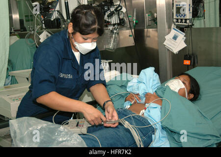 060612-N-2832L-058 Tawi Tawi, Filippine (12 giugno 2006) - Navy Hospital Corpsman Ilaria Espinosa, di San Antonio, Texas, assegnato all'impianto di trattamento medico a bordo della U.S. Sealift militari di comando (MSC) Nave ospedale USNS misericordia (T-AH 19), prepara un paziente per i medici per valutare il suo stato di salute, mentre la nave visiti la città su una prevista missione umanitaria. La Misericordia ha già visitato la città di Zamboanga e Jolo, Filippine, dove il suo equipaggio aveva trattato diverse migliaia di pazienti. La nave sarà dotata di portare i pazienti a bordo dove i suoi medici potranno eseguire importanti interventi chirurgici per rimuovere goitre un Foto Stock