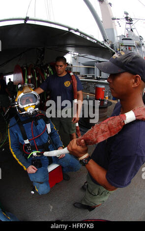 060612-N-3483C-002 Golfo di Thailandia (12 giugno 2006) - Capo Navy Diver Russell Ciardiello stand by per essere chiamati sul palco a bordo il salvataggio e recupero nave USS Salvor ARS (52) con l'aiuto di MachinistÕs Mate 2a classe Rick Parizal e intendente di 2a classe di Jason Tangalin. Egli sarà immersioni su quella che si presume essere la II Guerra Mondiale-ser USS Lagarto (SS 371). I subacquei Salvor stanno assistendo il navale Centro Storico nel tentativo di identificare positivamente il relitto. L'operazione di immersione è parte della Thailandia la fase della cooperazione a galla la prontezza e la formazione (Carati) 2006 Esercizio serie. C Foto Stock