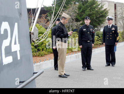 070416-N-2789G-002 SILVERDALE, nello Stato di Washington (16 aprile 2007) - Lt. La Cmdr. Dennis Klein, delegato USS Pennsylvania (SSBN 735), parla di Yeomen 3° di classe Bryan Lassiter durante la sua cerimonia reenlistment mentre suo fratello Yeoman 3rd Class Chris Lassiter padre e il comando Master Chief Wayne Lassiter stand da deterrente al Parco sulla base navale di Kitsap Bangor. Stati Uniti Foto di Marina di Massa lo specialista di comunicazione di terza classe Angela Grube (rilasciato) Navy US 070416-N-2789G-002 Lt. La Cmdr. Dennis Klein, delegato USS Pennsylvania (SSBN 735), parla di Yeomen 3° di classe Bryan Lassiter durante il suo reenl Foto Stock