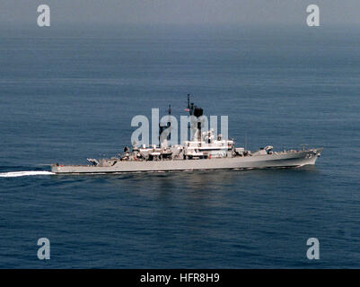 Un' antenna dritta vista del fascio del missile cruiser USS HALSEY (CG 23) in corso. USS Halsey (CG 23) Foto Stock