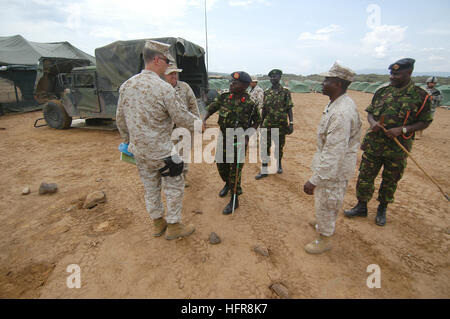 060806-N-0411D-109 Nginyang, Kenya (Agosto 6, 2006) - esercito keniano Brig. Gen. e fuoco naturale Comandante, Leonard Ngondi, sinistra, saluta U.S. Marine Lt. Col. Steve Nichols, sinistra, presso il Camp Lonestar. Il fuoco naturale è il più grande esercizio combinato tra comunità dell'Africa orientale le nazioni e gli Stati Uniti. Esso includerà medico, veterinario e ingegneria civica dei programmi in aggiunta alle esercitazioni militari. Stati Uniti Foto di Marina di Massa lo specialista di comunicazione 2a classe Roger S. Duncan (rilasciato) Navy US 060806-N-0411D-109 esercito keniano Brig. Gen. e fuoco naturale Comandante, Leona Foto Stock